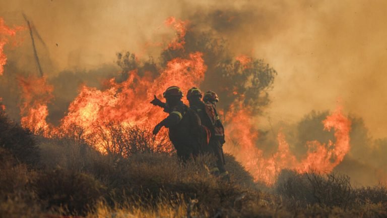 Más de 1.000 evacuados en Grecia por las llamas; España registra riesgo alto de incendios forestales