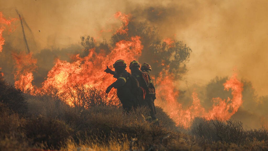 Más de 1.000 evacuados en Grecia por las llamas; España registra riesgo alto de incendios forestales