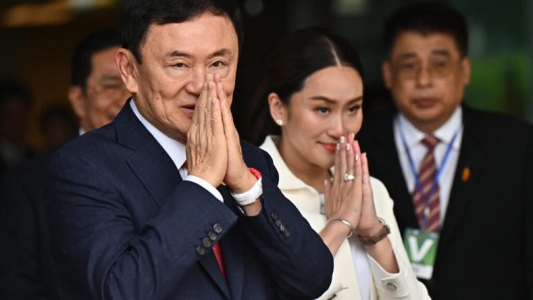 Tailandia sacudida por la crisis Shinawatra: primera ministra suspendida y su padre, exmandatario, en juicio