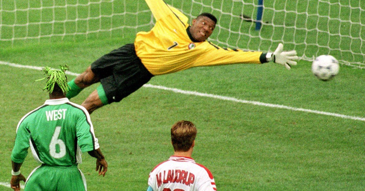 Murió Peter Rufai, el histórico arquero de Nigeria que enfrentó a Diego Maradona en su último partido en una Copa del Mundo
