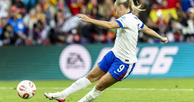 Beth Mead estrenó la Ley Julián Álvarez en la final de Eurocopa: doble toque accidental y penal repetido