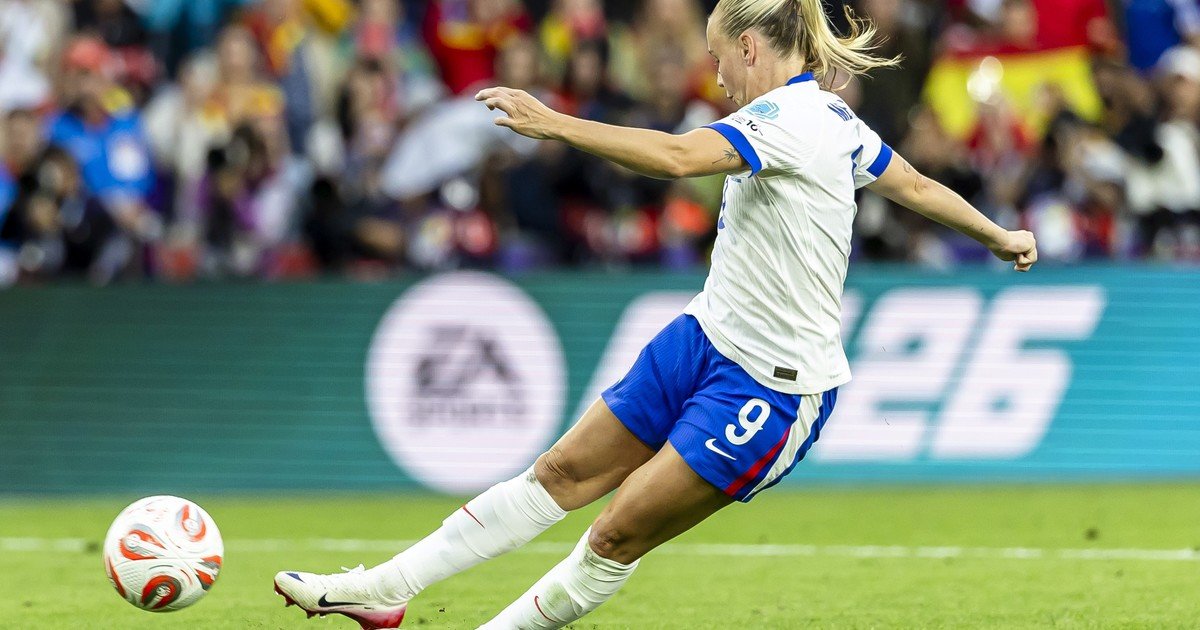 Beth Mead estrenó la Ley Julián Álvarez en la final de Eurocopa: doble toque accidental y penal repetido