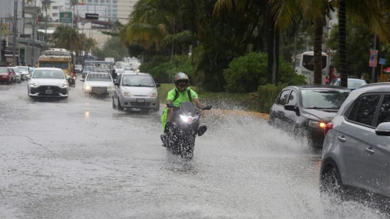 México, en alerta ante el fortalecimiento del huracán Flossie en su avance por el Pacífico