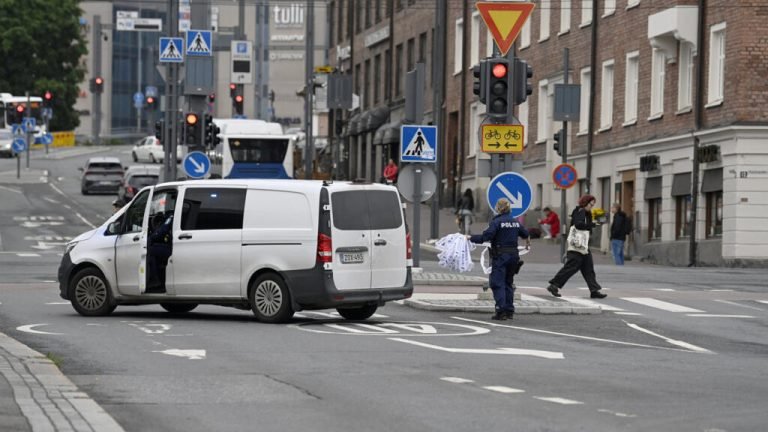 La Policía de Finlandia confirma varios apuñalados cerca a un centro comercial