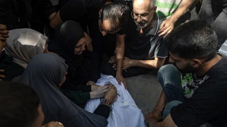 Más de 20 gazatíes asesinados por ataques de Israel, mientras aumentan las muertes por desnutrición