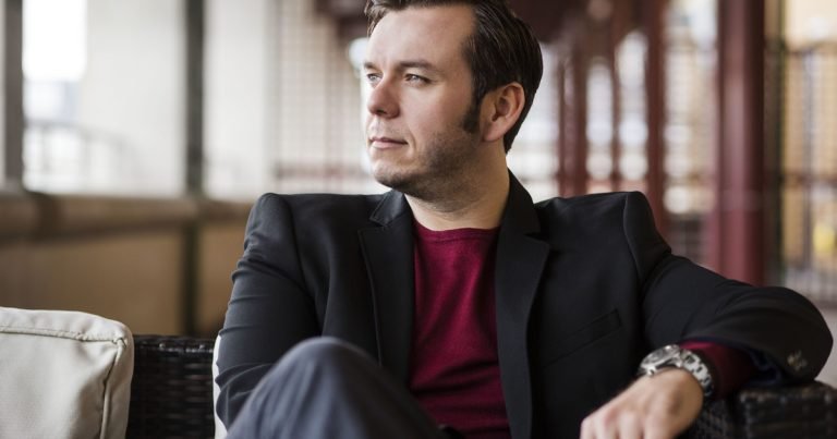 Benjamin Bernheim, el tenor francés de 40 años que debuta en el Colón: "Hay que descubrir los roles en su momento justo"
