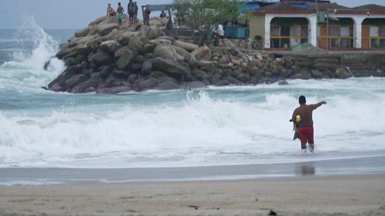 Flossie ahora es huracán y avanza paralelo a la costa del Pacífico, alertan por lluvias y deslaves