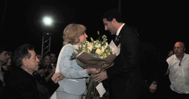 Racing lanzó una nueva campaña de socios que regaló una escena inolvidable en la que Gustavo Costas festejó con Mirtha Legrand
