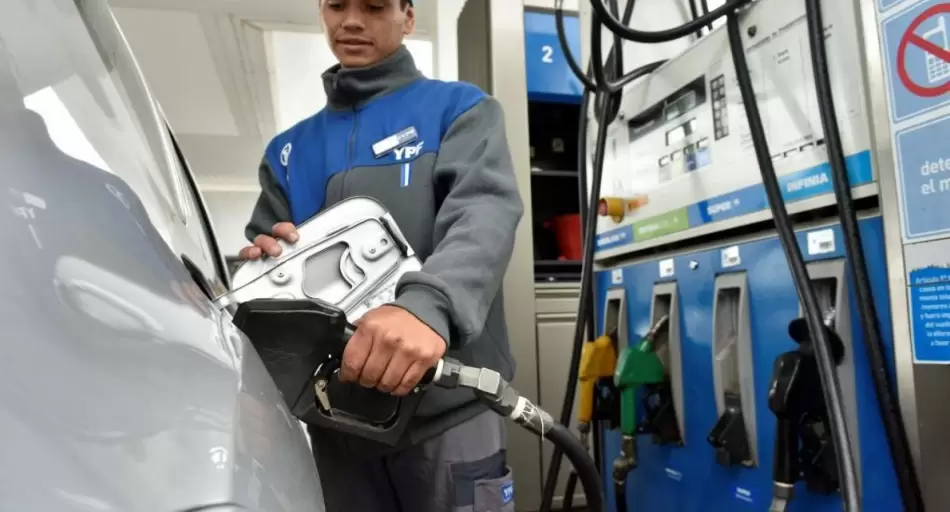 YPF sube 3,5% los combustibles y lanza descuentos nocturnos con autodespacho