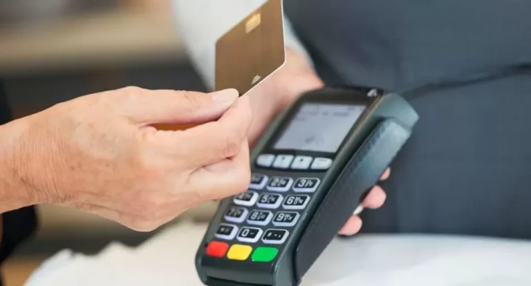 Se dispara la morosidad: más argentinos no pueden pagar la tarjeta ni cubrir cheques