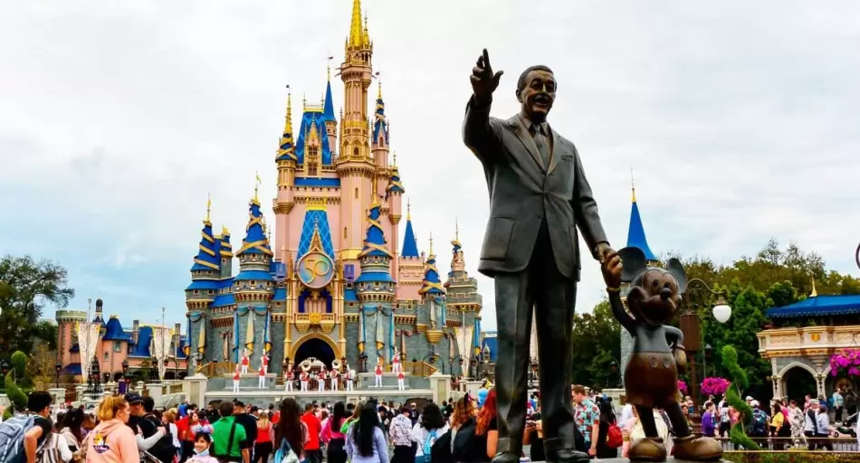 Viajar a Disney sin visa: de cuánto sería el ahorro para una familia argentina con el plan de Javier Milei