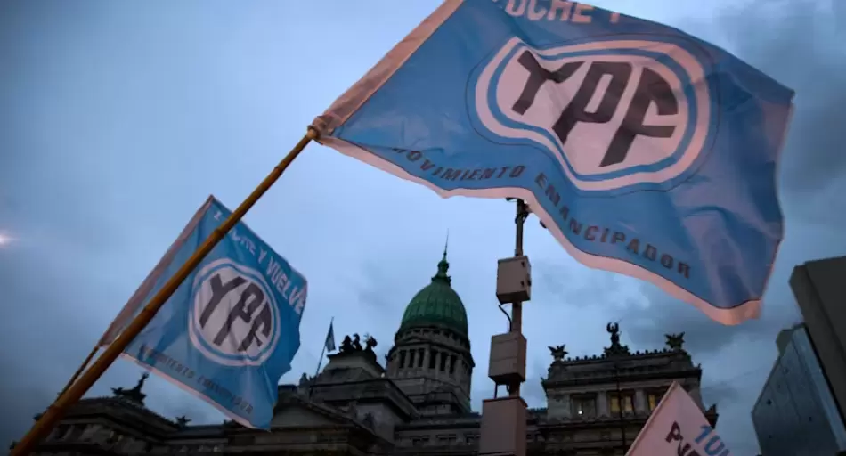 Doble golpe judicial a Argentina: Preska ordena entregar acciones de YPF a otro fondo buitre