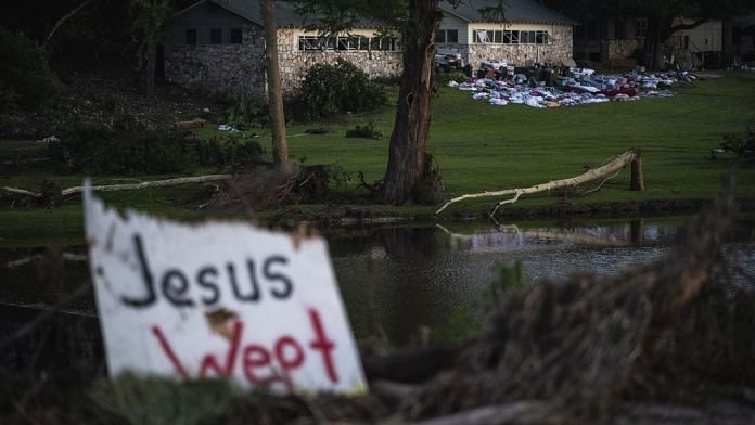Los voluntarios desafían las advertencias para encontrar desaparecidos en las inundaciones de Texas