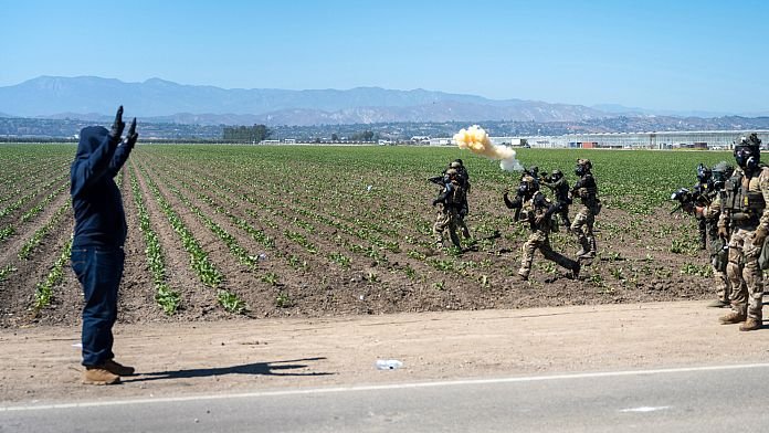Una jueza prohíbe las detenciones y redadas migratorias racializadas en California