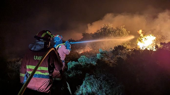 Evacúan a 60 niños de un campamento de verano por el incendio de Navaluenga, Ávila