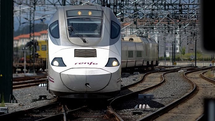 Mueren 2 personas al ser arrolladas por un tren Alvia cerca del apeadero de Moriscos (Salamanca)
