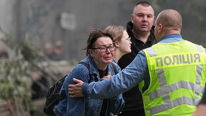 NO COMMENT: Esfuerzos de rescate en Kiev después de ataques con misiles rusos que causan 6 muertos