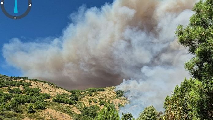 Un incendio intencionado en Ávila obliga a confinar Mombeltrán y deja 1 bombero muerto