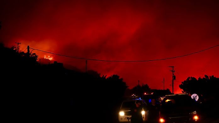 Los bomberos luchan contra las llamas en la costa sur de Creta con vientos de hasta 120 km/h