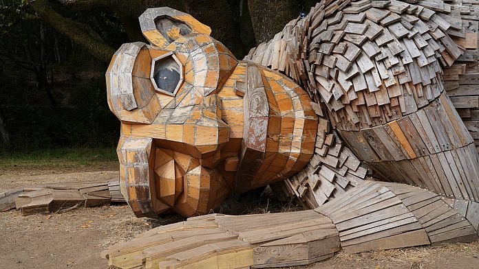 NO COMMENT: Unos trolls hechos con basura advierten sobre la destrucción medioambiental