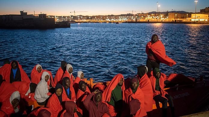 El Gobierno español iniciará el reparto de menores inmigrantes en agosto pese al plantón del PP