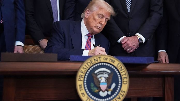 Trump amenaza con romper la alianza Delta-Aeroméxico y restringe los vuelos desde México