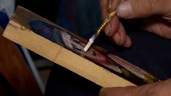 NO COMMENT: Un artista ucraniano pinta iconos en cajas de municiones para los soldados