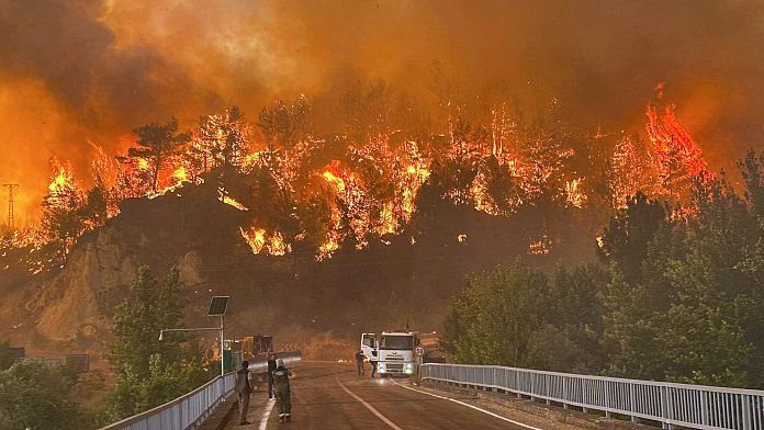 NO COMMENT: Los cambios de viento atrapan a los bomberos en un incendio en Turquía