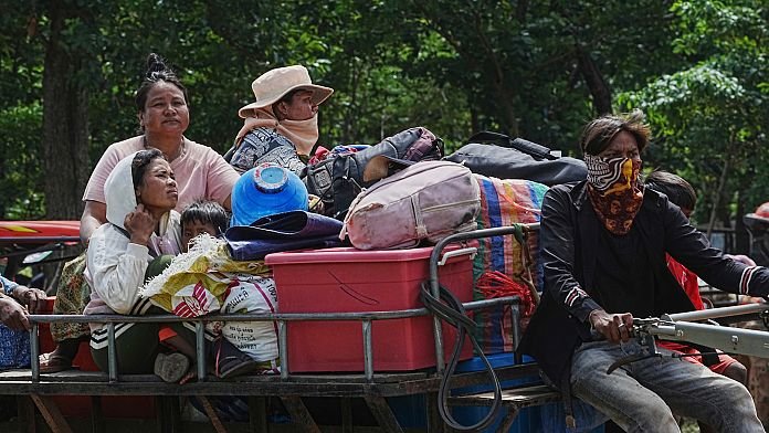 Decenas de miles de desplazados por la escalada de los enfrentamientos fronterizos entre Tailandia y Camboya