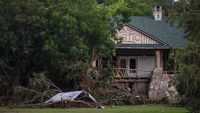 NO COMMENT: La inundación de Texas arrasa un área con campamentos
