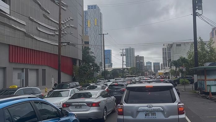 Evacuaciones y vuelos desviados: el terremoto y los tsunamis colapsan el transporte en el Pacífico