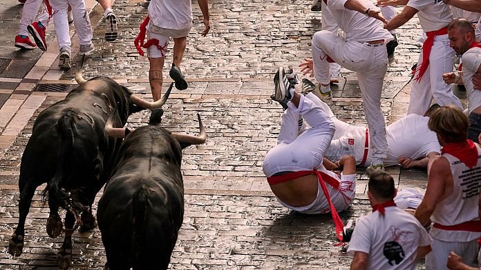 NO COMMENT: El primer encierro de San Fermín 2025 fue rápido y con caídas