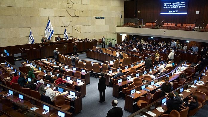 El socio de coalición de Netanyahu renuncia al Gobierno israelí y le deja en minoría