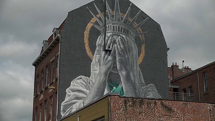 NO COMMENT: La Estatua de la Libertad se tapa los ojos para no ver las políticas de Trump