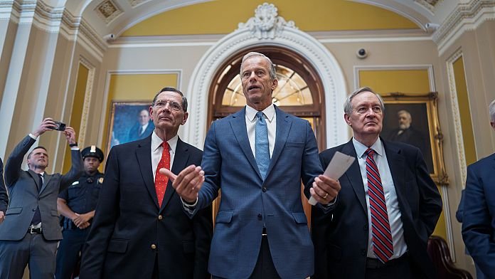 El Senado de EE.UU. aprueba la ley de impuestos y recortes de Trump tras una noche turbulenta