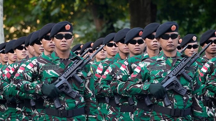 NO COMMENT: Las tropas indonesias ensayan para el histórico desfile del Día de la Bastilla en París