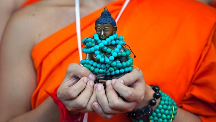 Escándalo en Tailandia: Una mujer seduce y chantajea a 9 monjes budistas por más de 10 millones de euros