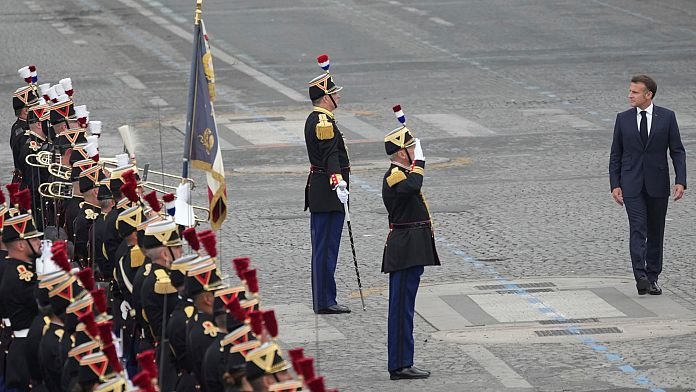 NO COMMENT: Francia celebra el desfile militar anual del Día de la Bastilla en París