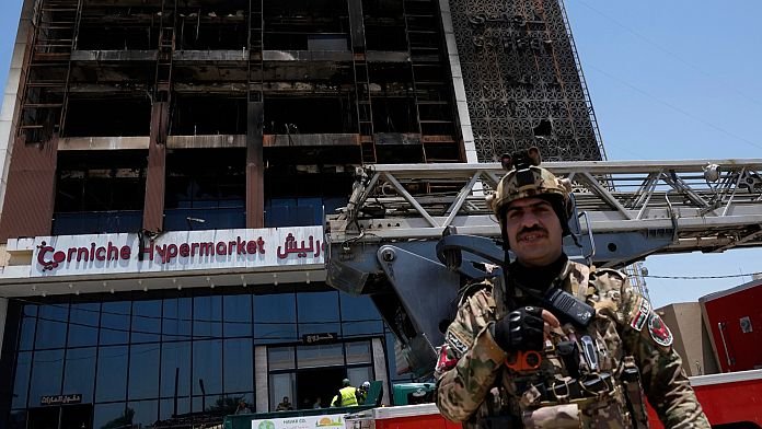 Irak trata de identificar 18 cadáveres del incendio de un centro comercial en el que murieron 63 personas