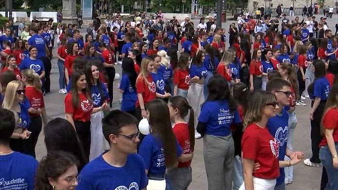NO COMMENT: Miles de estudiantes bailan juntos por la amistad en Serbia, Eslovenia y Eslovaquia