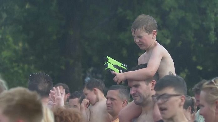 NO COMMENT: Este pueblo neerlandés se refresca con una batalla de agua