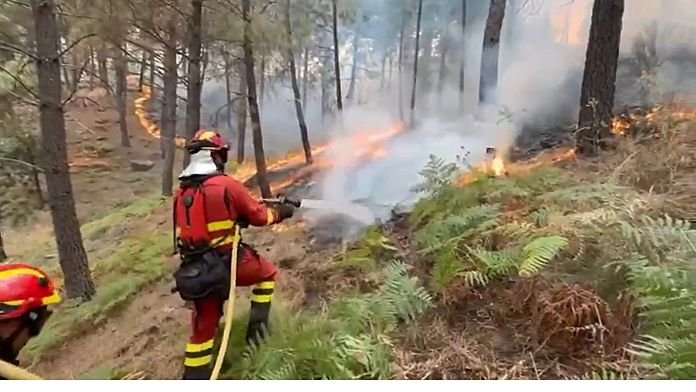 Los incendios activos en Ávila y Las Hurdes mantienen en alerta a equipos de emergencia