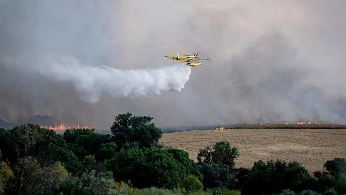 Más de 400 personas evacuadas por un incendio "descontrolado" en Valdecaballeros, Badajoz
