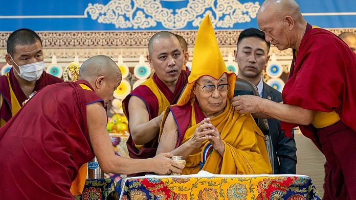 El Dalái Lama dice que se reencarnará pese a la oposición de China