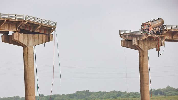 NO COMMENT: Varios vehículos caen al río tras el colapso de un puente en India