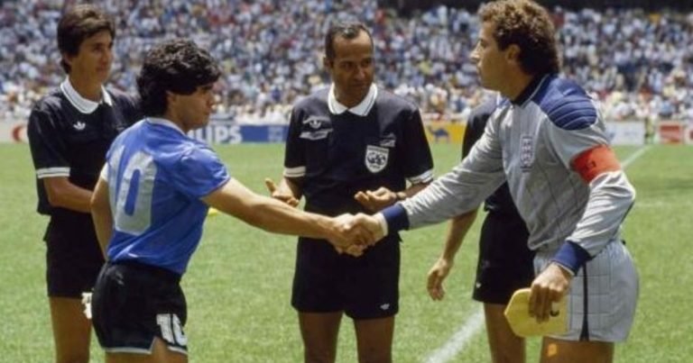 Subastan el buzo gris que usó Peter Shilton el día en que Diego Maradona inmortalizó "la mano de Dios" y dibujó el "gol del siglo"
