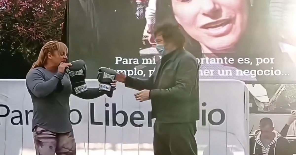 Murió Alejandra "Locomotora" Oliveras: el día que apoyó a Javier Milei, predijo que sería presidente y le regaló un par de guantes