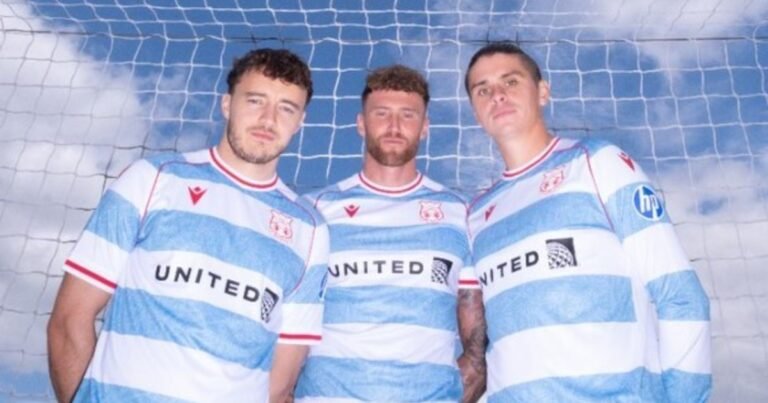 Wrexham, el club de dos estrellas de Hollywood que buscará el ascenso a la Premier League con una camiseta igual a la de Los Pumas