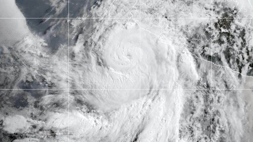 Flossie se debilita a tormenta tropical frente a la costa del Pacífico mexicano