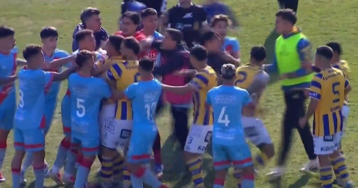 Atlanta vs Arsenal, el partido del caos: 4 goles, cinco expulsados y un hincha que se cayó de la tribuna en Villa Crespo